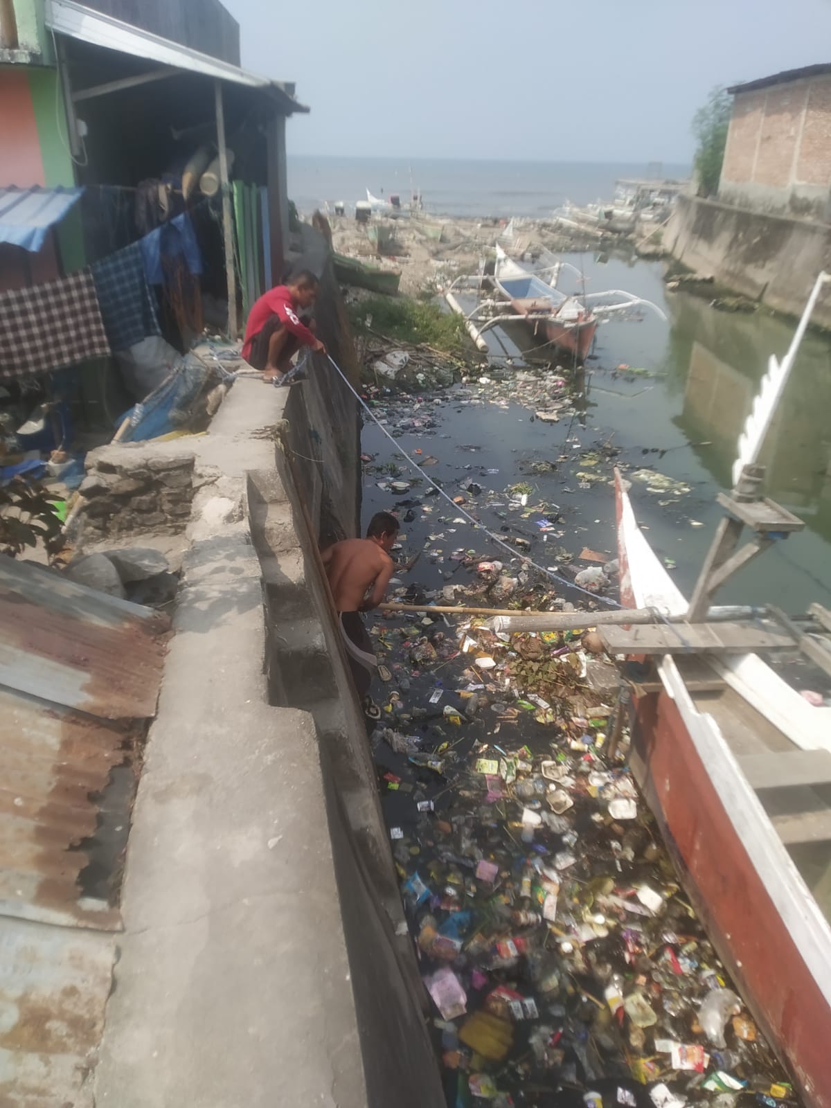 Jumat Bersih di RW 6 Ujung Labbu: Pak RW Attar Bersama Warga Bergotong Royong Bersihkan Saluran Air dari Tumpukan Sampah